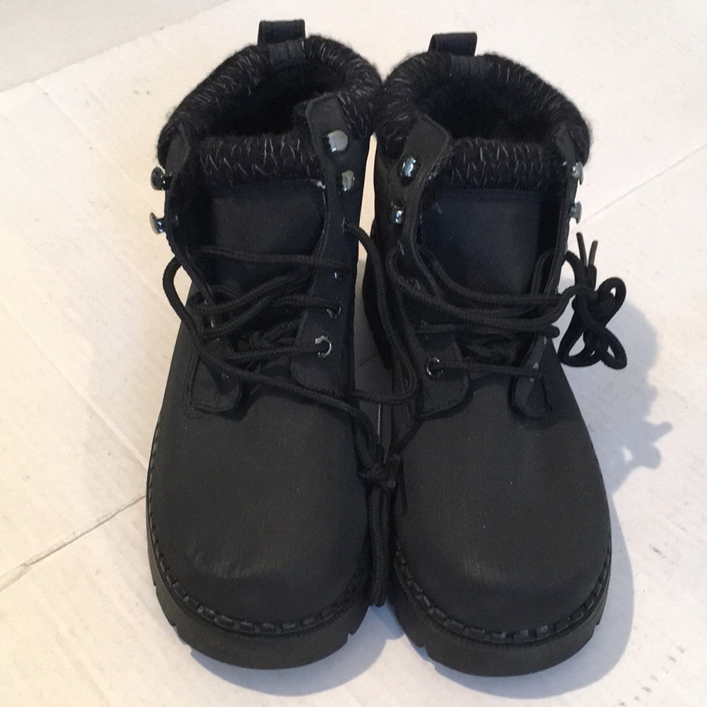 NWOT Explorers black platform chunky boot/shoe